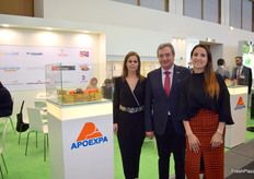 Célia Sánchez, de Vasaki; Joaquín Gómez, presidente de APOEXPA y Marina Torres, de Soummy, en el stand de APOEXPA, la Asociación de Productores y Exportadores de Frutas, Uva de Mesa y Otros Productos Agrarios murcianos.